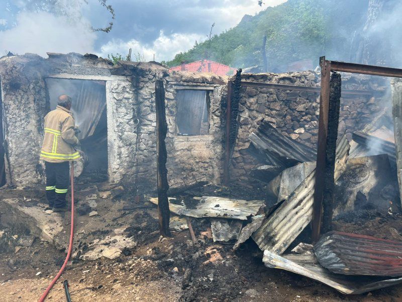 Flakët shkrumbojnë kasollen dhe disa kafshë në Pukë