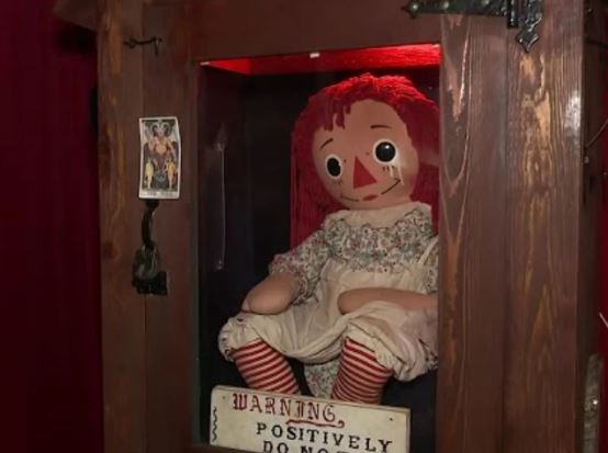Panik në internet për zhdukjen e Annabelle, kukullës famëkeqe, si qëndron e vërteta?