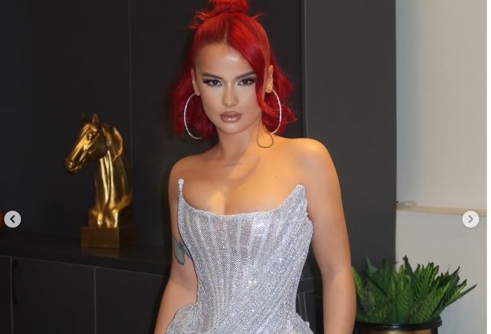 Rina zbulon luksin: S’kam patentë shofer, kam shofer dhe bodyguard që më vozisin!
