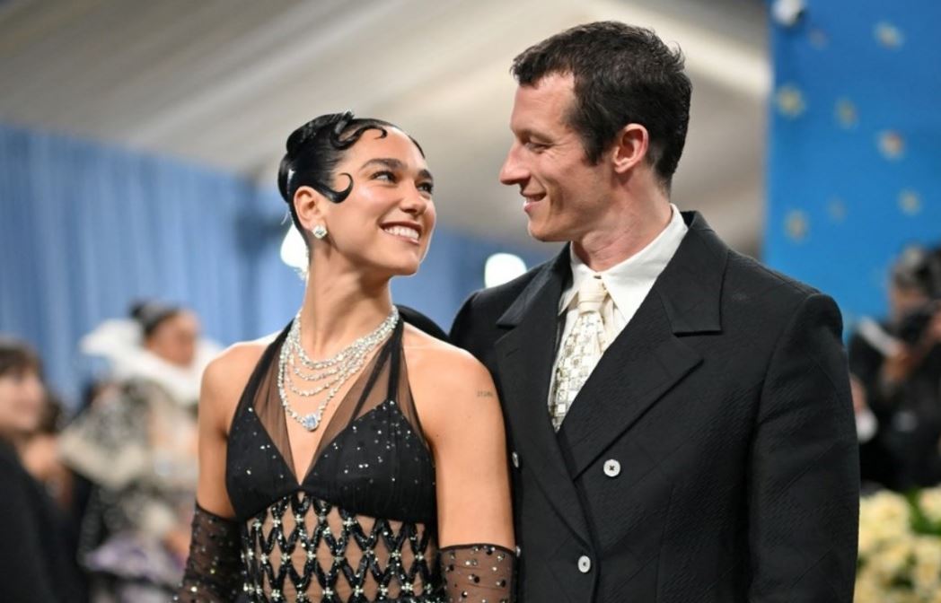 Dua Lipa konfirmon fejesën në “Met Gala”, tregon unazën