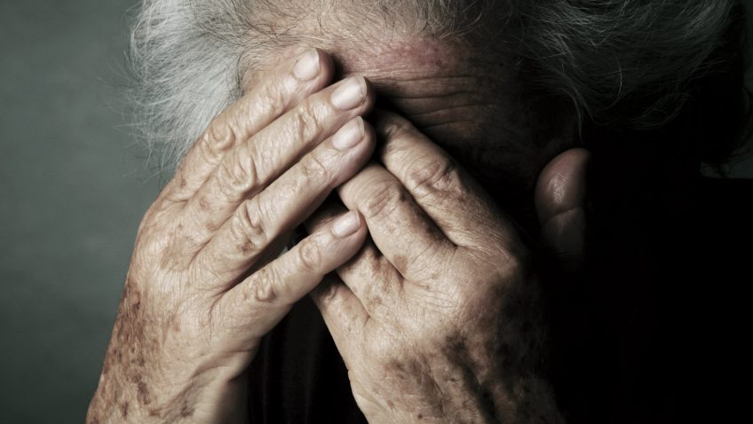 Një i mitur në Podujevë sulmon gjyshen me thikë – viktima me lëndime të rënda përfundon në spital, i dyshuari prapa grilave