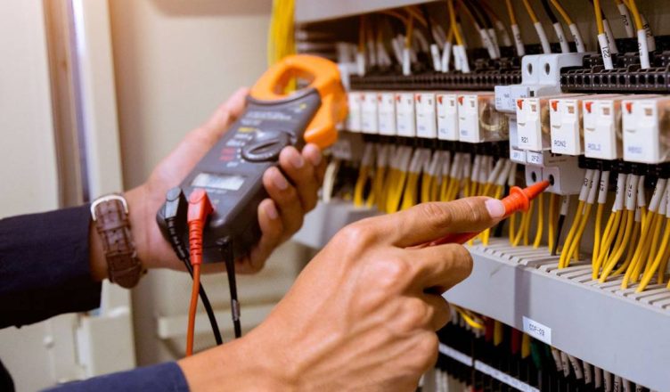 Ranë në kontakt me energjinë: Humb jetën elektricisti në Rrëshen, plagosen dy të tjerë
