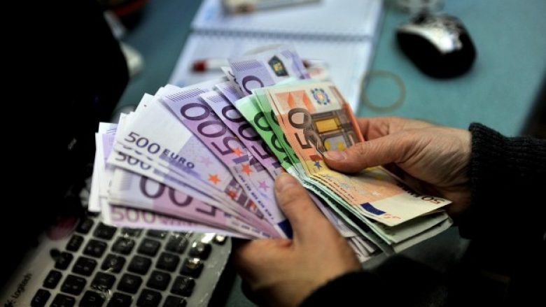 GAP publikon të dhënat – gratë paguhen dhjetëra euro më pak se burrat në sektorë kyç