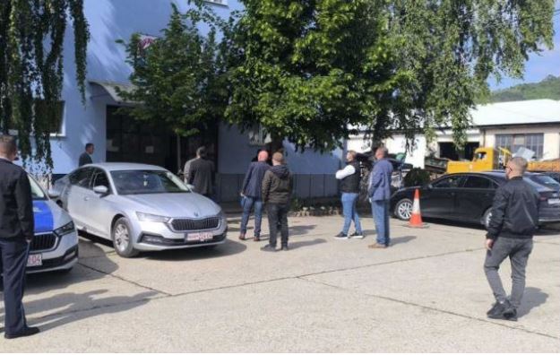 Policia bastisë zyrat e ndërmarrjes ilegale serbe “Vodovod Ibar” në Mitrovicën e Veriut