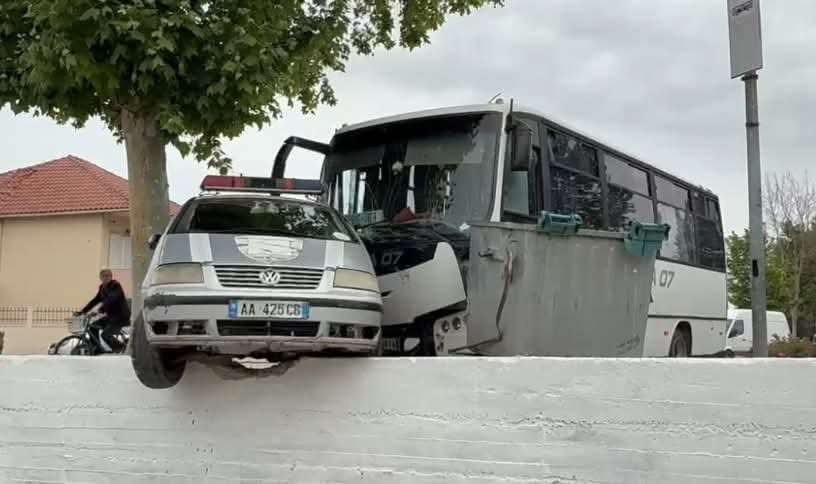 Fier/ Autobusi përplaset me makinën e policisë, disa të lënduar
