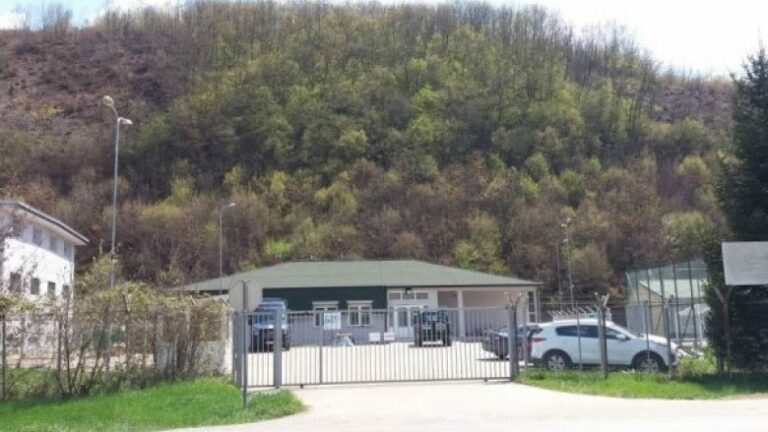Dy shtetas algjerian ikin nga Qendra e Mbatjes së Azilantëve