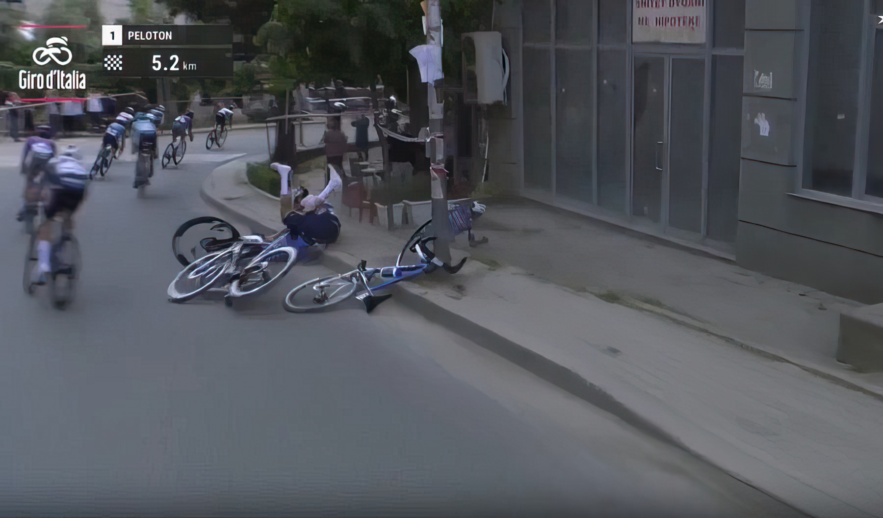 Etapa e parë e Giro d’Italia në Shqipëri shoqërohet me incidente, Landa u përplas me shtyllën