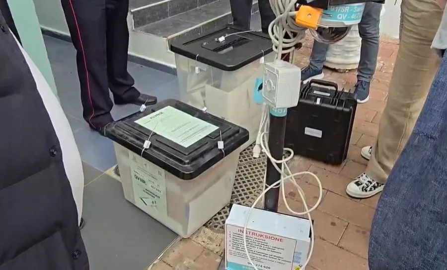 Një kuti me vota klasifikohet e pavlefshme në Kamëz, disa fletë votimi ndodheshin jashtë saj