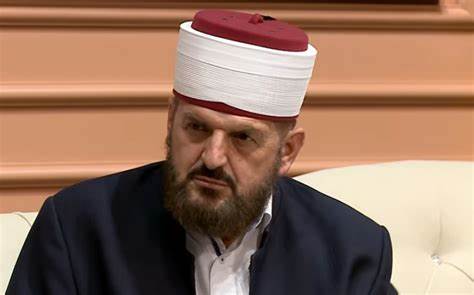 Emocionin Shefqet Krasniqi, tregon se ‘bedel’ për kë është duke shkuar në Haxh: Po më rikthehet mërzia