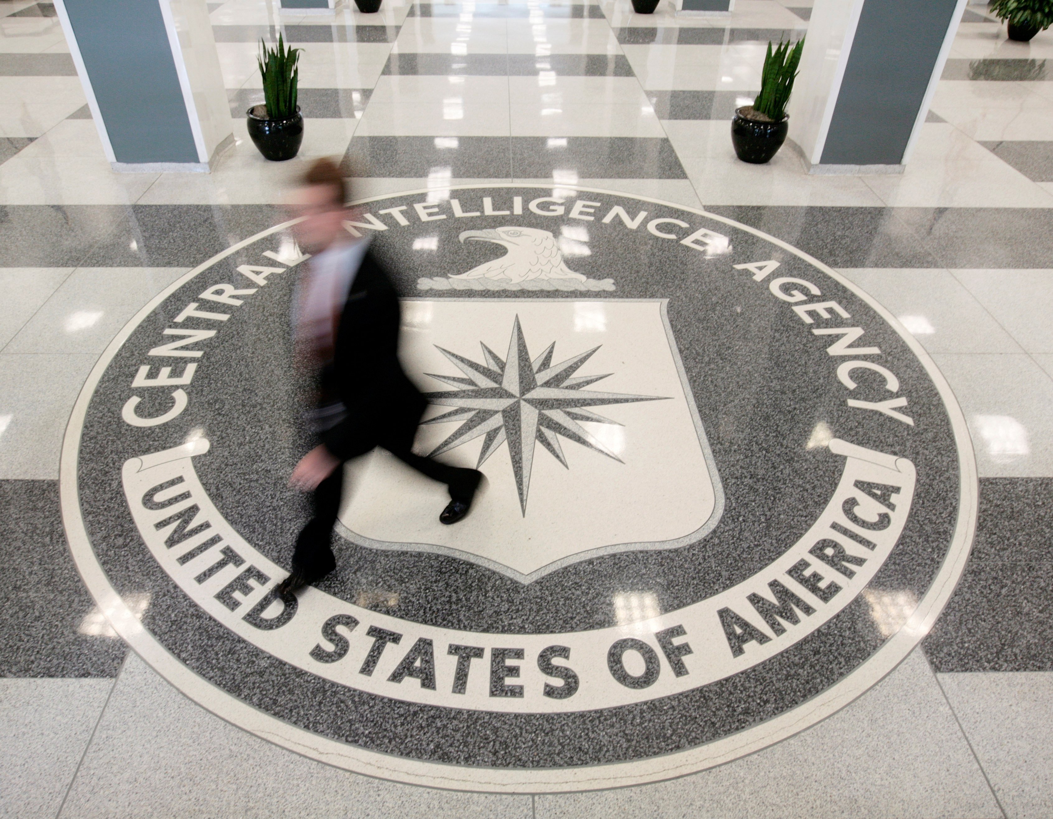Ish-agjenti i CIA tregon strategjinë: Sa më pak të flisni e të dukeni, aq më të fuqishëm bëheni!