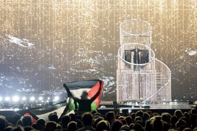 Flamuj palestinezë dhe fishkëllima gjatë performancës së Izraelit në Eurovision