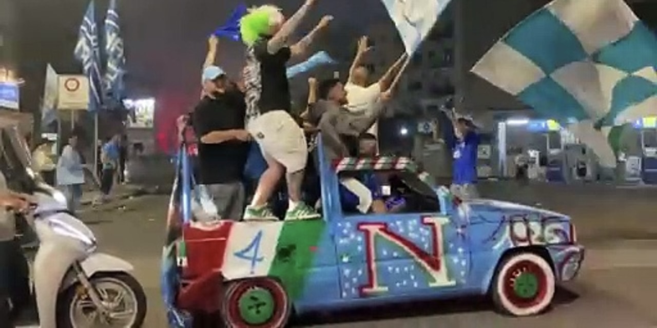 Napoli në ekstazë pas titullit kampion, mbi 120 të plagosur dhe vandalizime në qytet