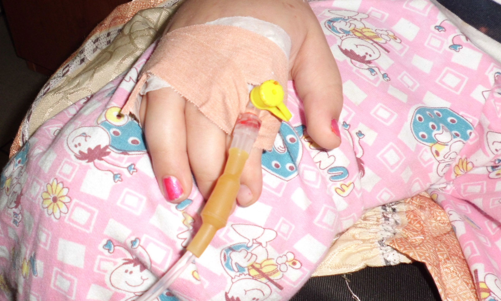 Helmimi i fëmijëve në Gramsh  bllokohen kartelat e 6 pacientëve të shtruar në spital