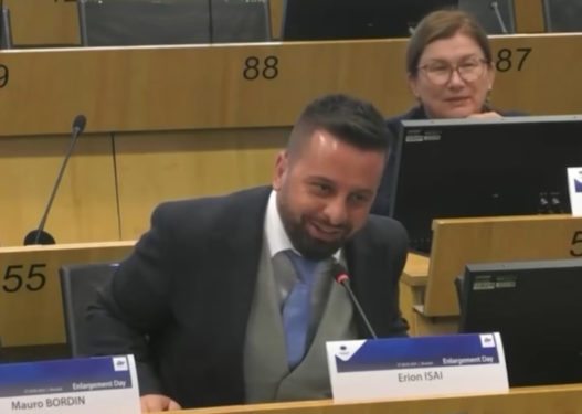 Anglishtja me theks ersekar e Erion Isait mahnit liderët e BE