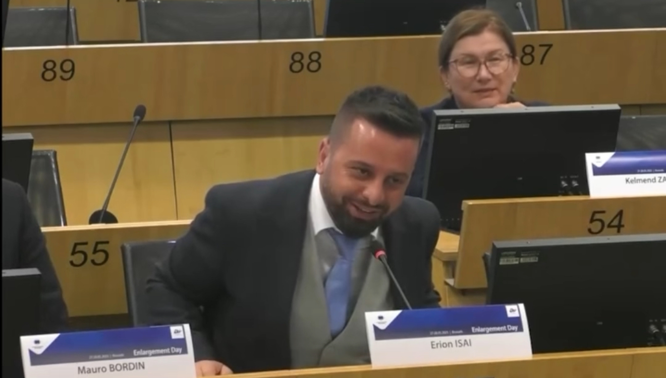 Anglishtja me theks ersekar e Erion Isait mahnit liderët e BE