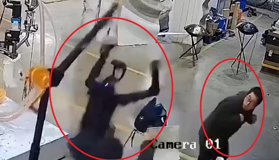 Çmendet roboti humanoid, gjuan me shkelma ndërtuesin e tij
