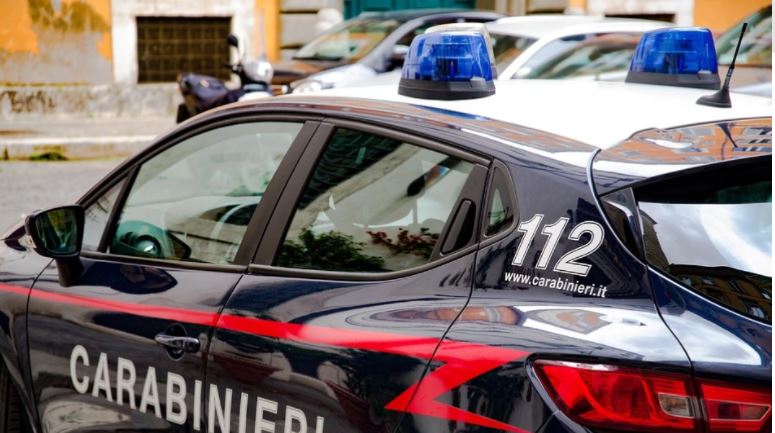Plagosi me gërshërë berberin indian, arrestohet shqiptari në Itali