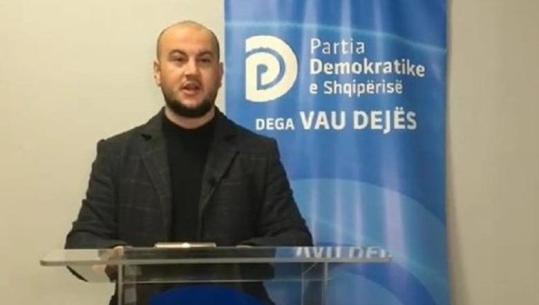 Kandidati i PD me kartelë në Spitalin Psikiatrik  Vuan nga çrregullimet deluzionale
