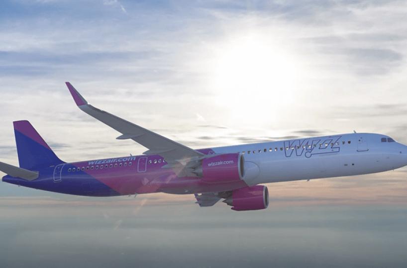 Skandal në “WizzAir”: Pasagjerët mbahen 90 minuta në Londër, ekuipazhi i akuzon për vjedhje telefoni