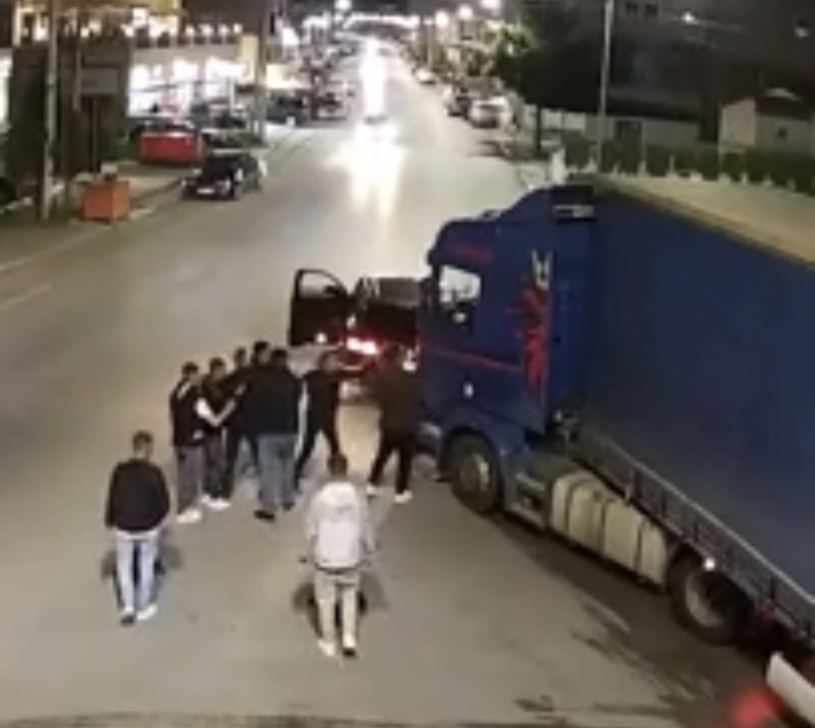 Plas sherri në mes të rrugës  deputeti i PD godet më grusht shoferin e kamionit