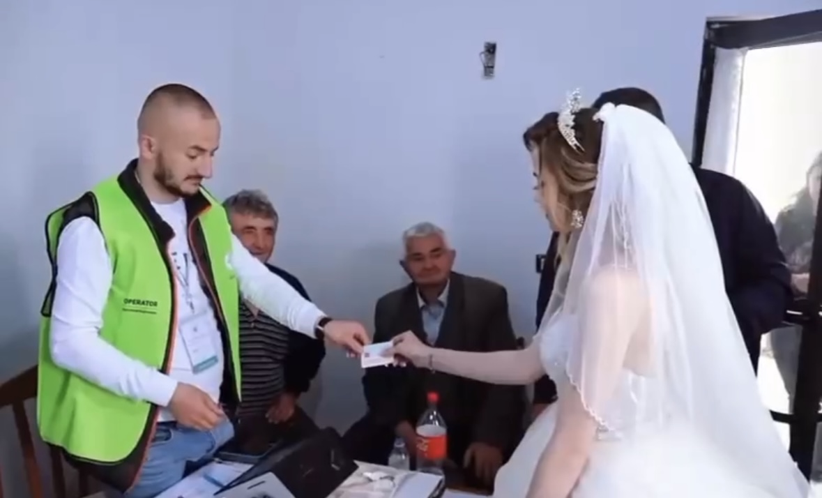 E veshur me vello, nusja voton në ditën e dasmës