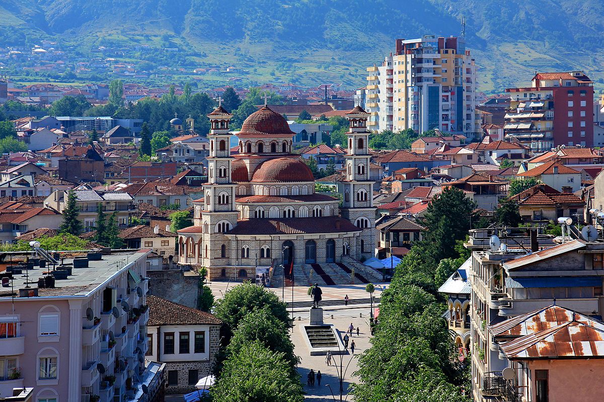 Prifti në Korçë bie nga çatia e kishës, dërgohet me urgjencë në spital
