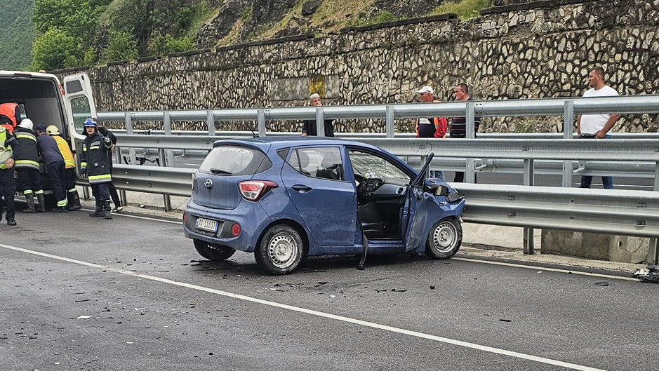Përplasen dy makina në Elbasan, një i vdekur dhe një i plagosur