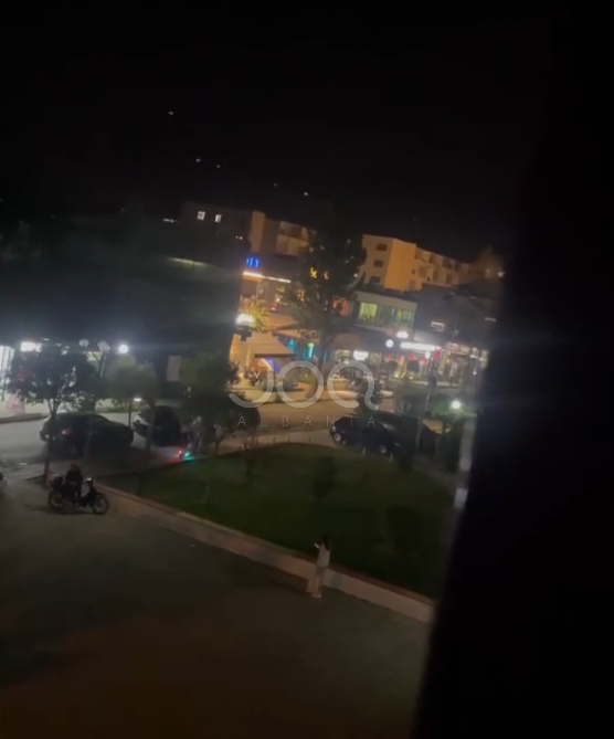 “S’flejmë dot natën!”/ Paradë makinash dhe xhirime gomash deri në orët e vona pranë konvikteve të QS: Policia s‘mer asnjë masë