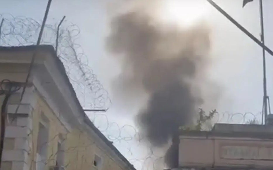 “Na diskriminojnë!”, shqiptarët i vënë zjarrin burgut të Korfuzit