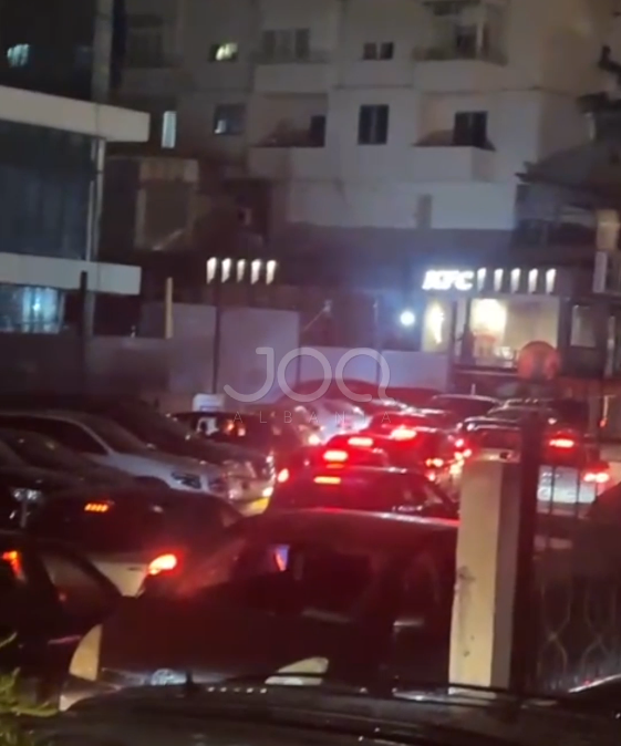 Kaos në parkimin publik të Durrësit  Dhjetëra makina të bllokuara prej 30 minutash  anjë polic për të menaxhuar situatën 
