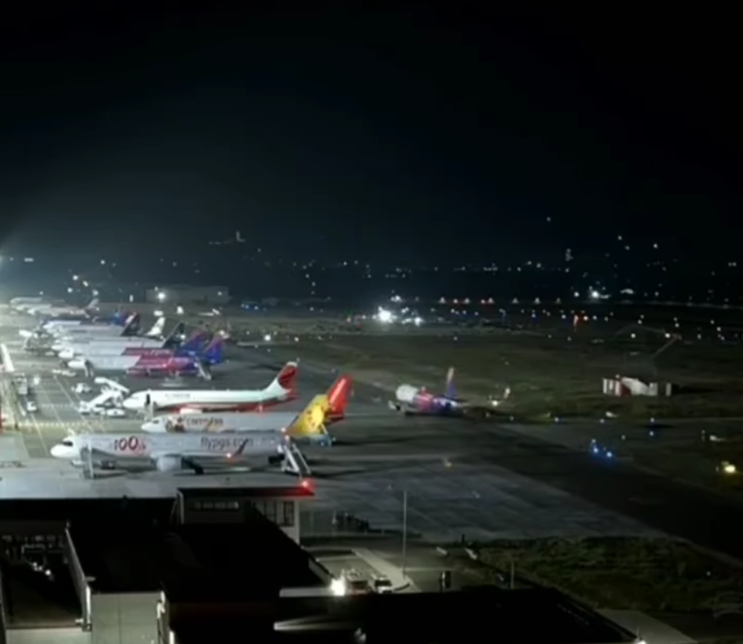 Një avion u përplas me tufën e zogjve, pista e Aeroportit të Rinasit u bllokua për një orë për arsye sigurie