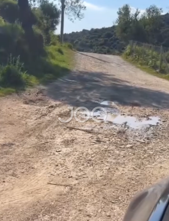  Parajsa  e Bunecit nis me ferrin e rrugës  Është lënë në harresë nga pushteti  një në tre makina del e dëmtuar