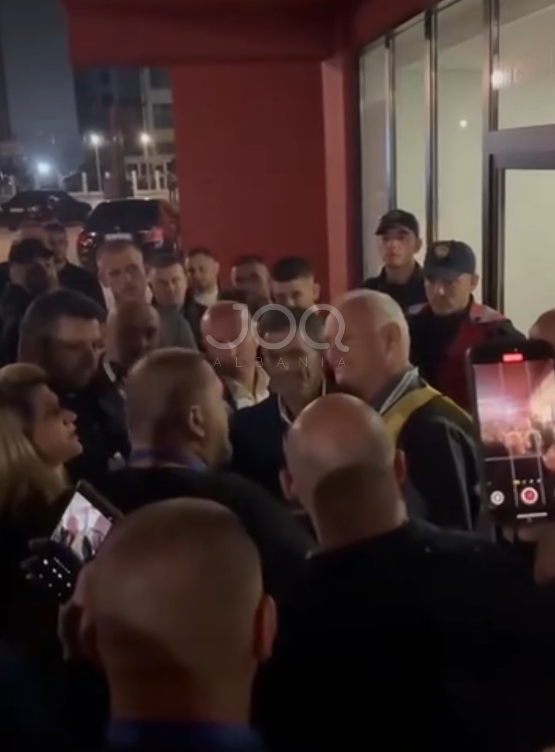 Situatë e tensionuar në Durrës: “Kandidatët e partive të vogla nuk lejohen të futen në KZAZ”
