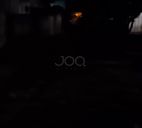 Rrugica pranë spitalit të Beratit në terr prej më shumë tre javësh, qytetari: Po thyejmë këmbët!