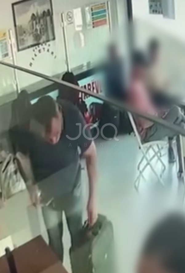 E mori valixhen e turistit në mes të ditës dhe iku: Ktheje ku e more, përndryshe do denoncohesh në polici!