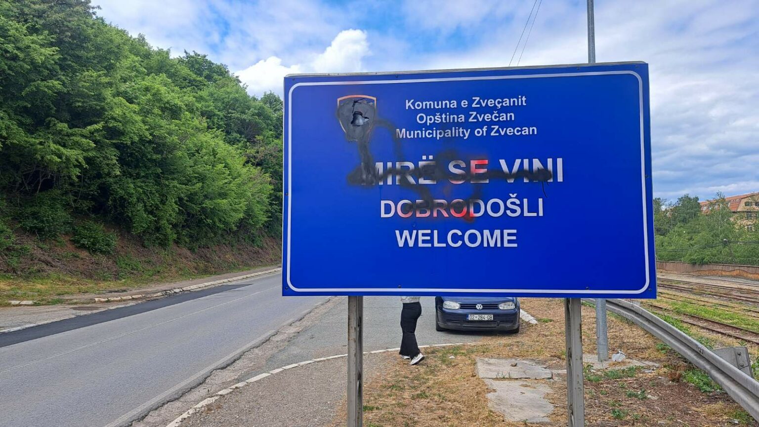 Përdhoset tabela me mbishkrimin: ‘’Mirë se vini në Zveçan’’