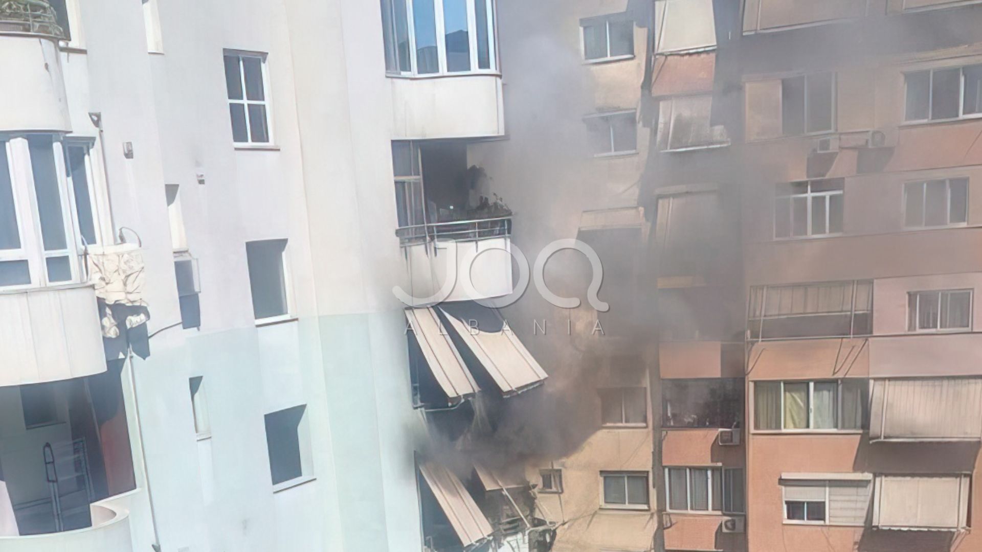 Shpërthen në flakë apartamenti. Pamje të frikshme nga Komuna e Parisit