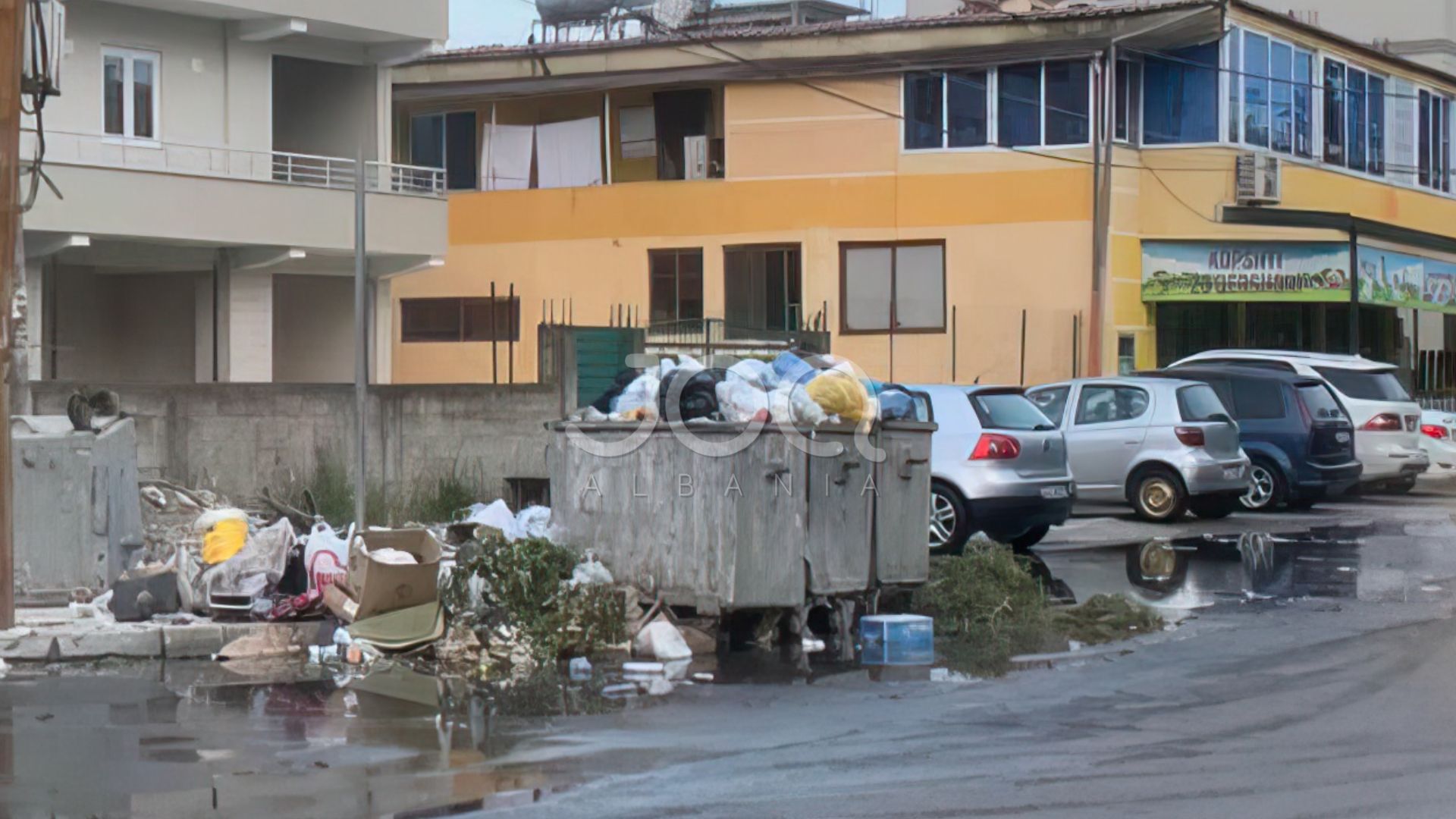 Durrës, ujërat e zeza kanë mbuluar rrugët, mbeturinat pjesë e përditshmërisë