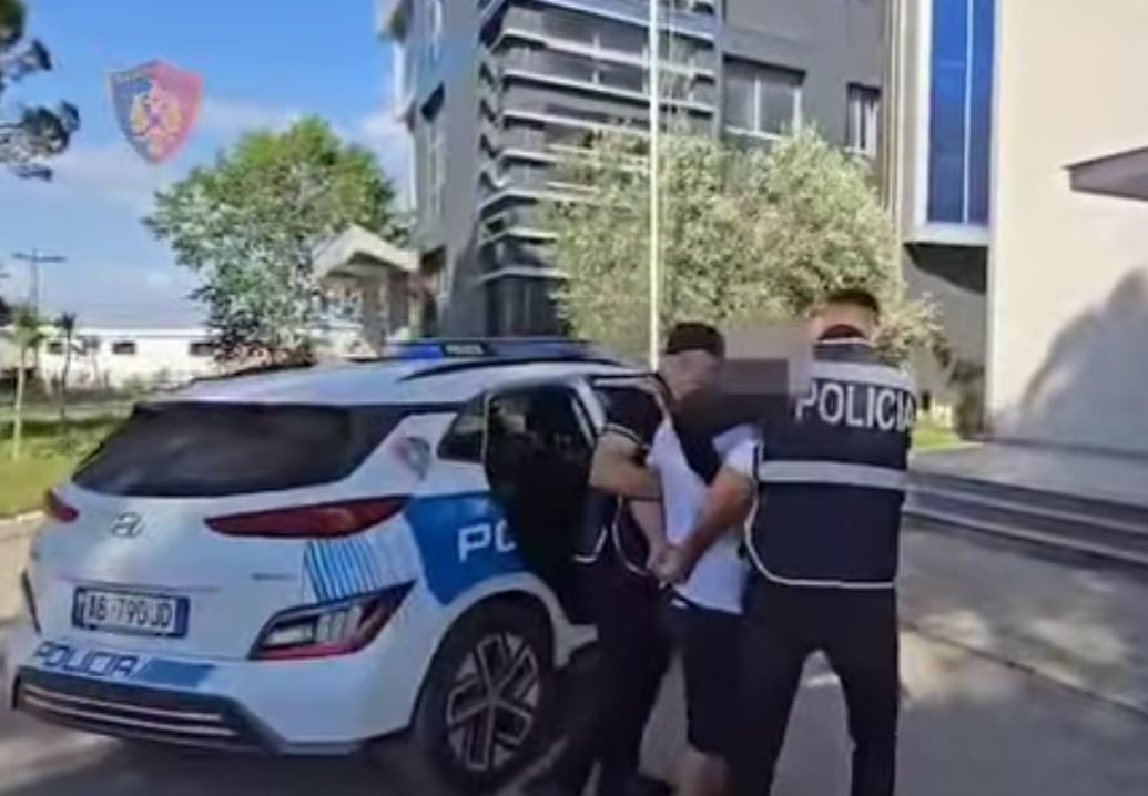 Tentuan të vrasin me sëpatë një person në Fier  arrestohen babë e bir