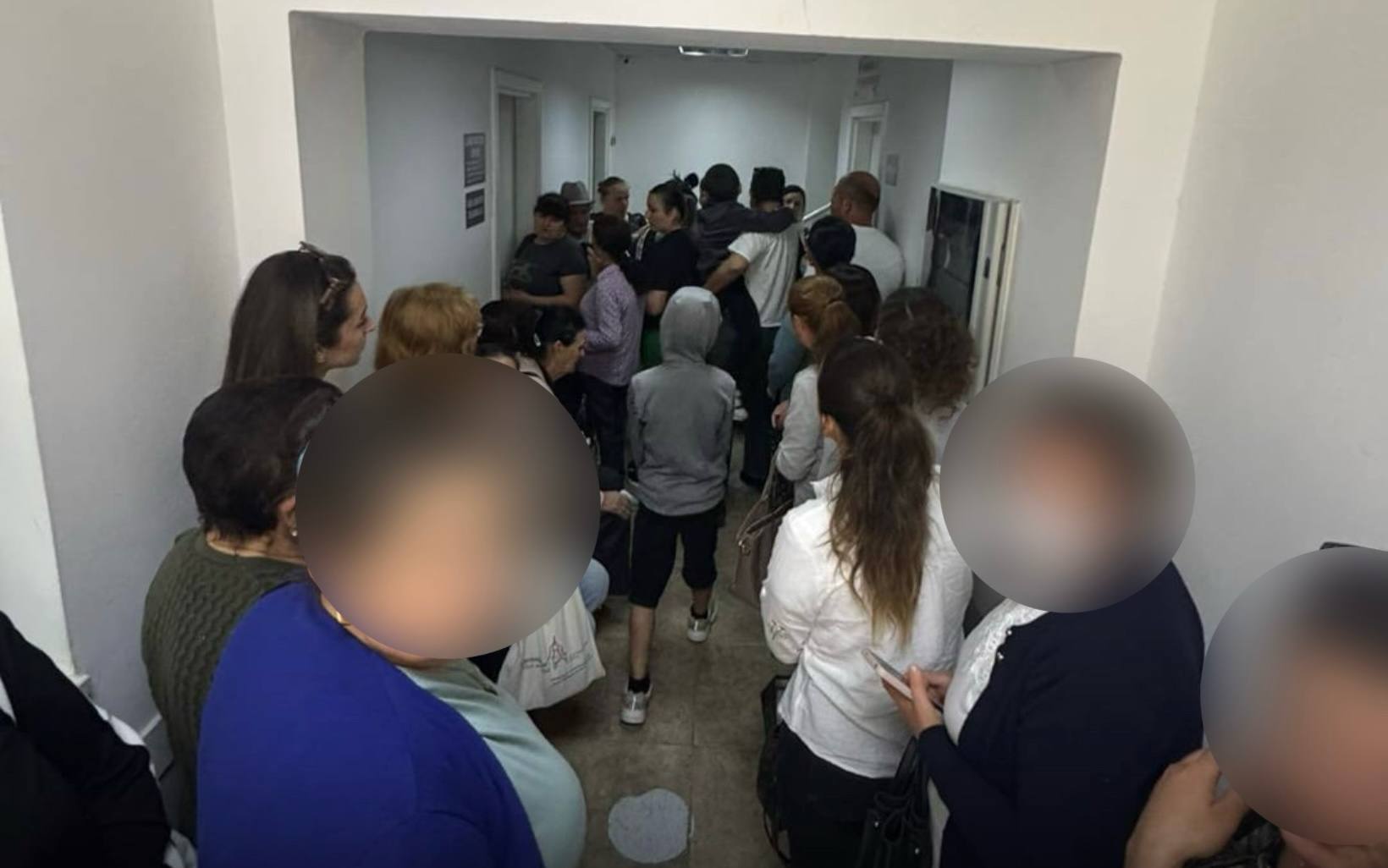 Mjekët kanë ngecur në trafik, urgjenca e spitalit Kamëz plot me pacientë në radhë