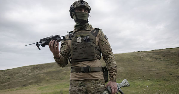 Donte të blinte cigare  ushtari ukrainas hyn gabimisht në një shtëpi plot me rusë