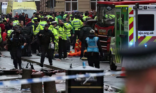 Pamje të rënda, makina përplas dhjetëra tifozë të Liverpool gjatë festimeve për titullin 