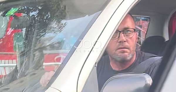 I goditi makinën dhe e shau si rrugaç në mes të Elbasanit, vajza: “Mos e harroni këtë fytyrë!”