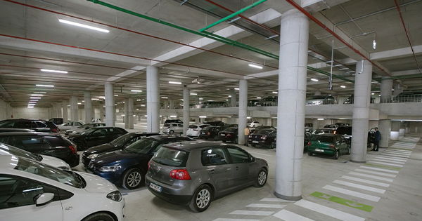 Tirana, qyteti ku një vend parkimi kushton sa një apartament në rrethe