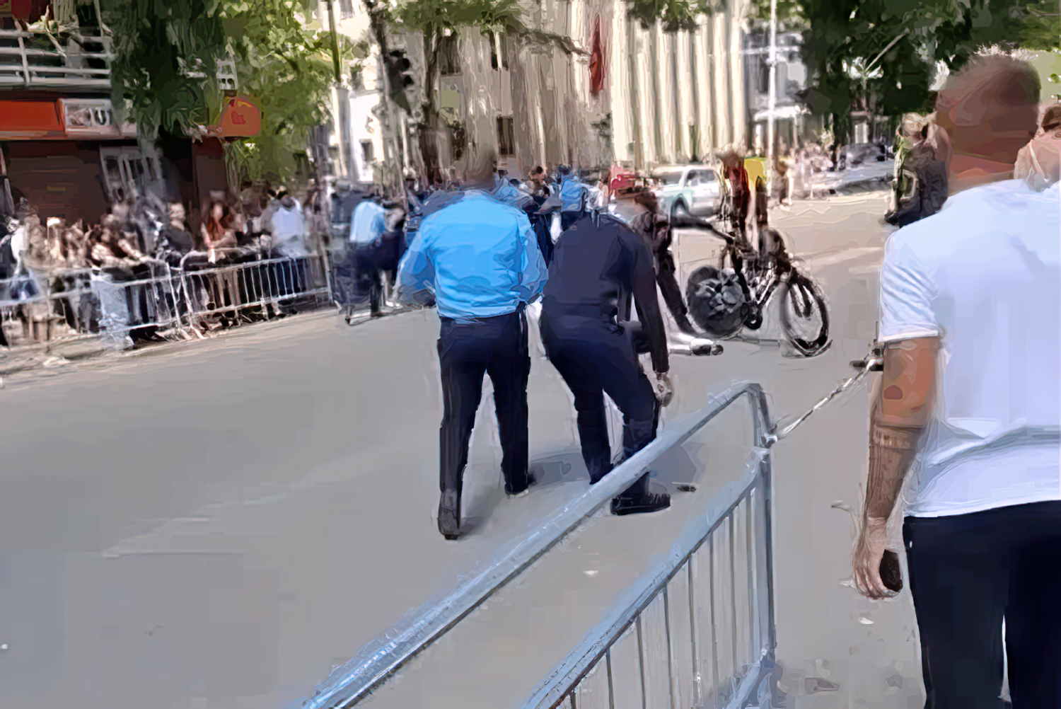 Policisë i dështon menaxhimi i “Giro d’Italia”, qytetari përplaset me çiklistin