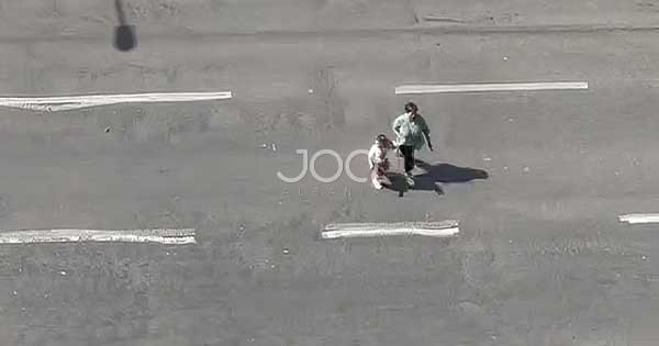 Nëna kalon rrugën jashtë vijave të bardha, vë në rrezik fëmijën dhe vetveten