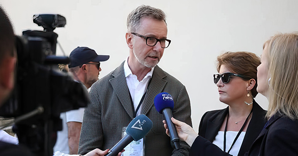 Ambasadori i BE-së viziton Durrësin dhe Fierin: Informacione për përfshirje të bandave në procesin zgjedhor