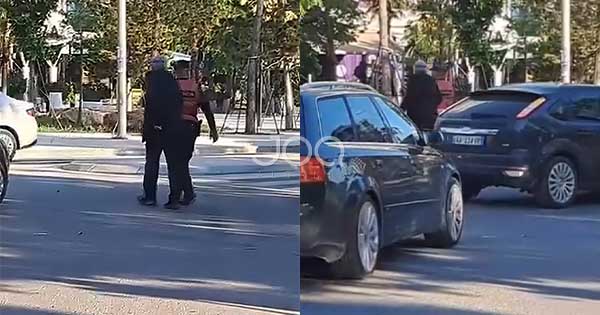 “Shqiponja” që prek zemrat, polici vlonjat ndihmon të moshuarin në rrugë