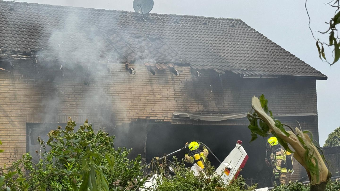 Avioni rrëzohet mbi një shtëpi në Gjermani, dy viktima