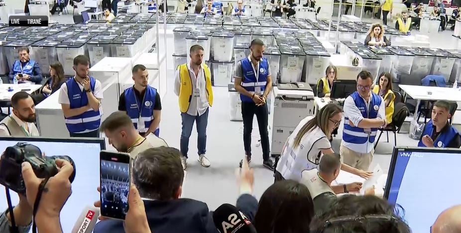 Numërohen 977 zarfat e parë me votat e diasporës, kryeson PS